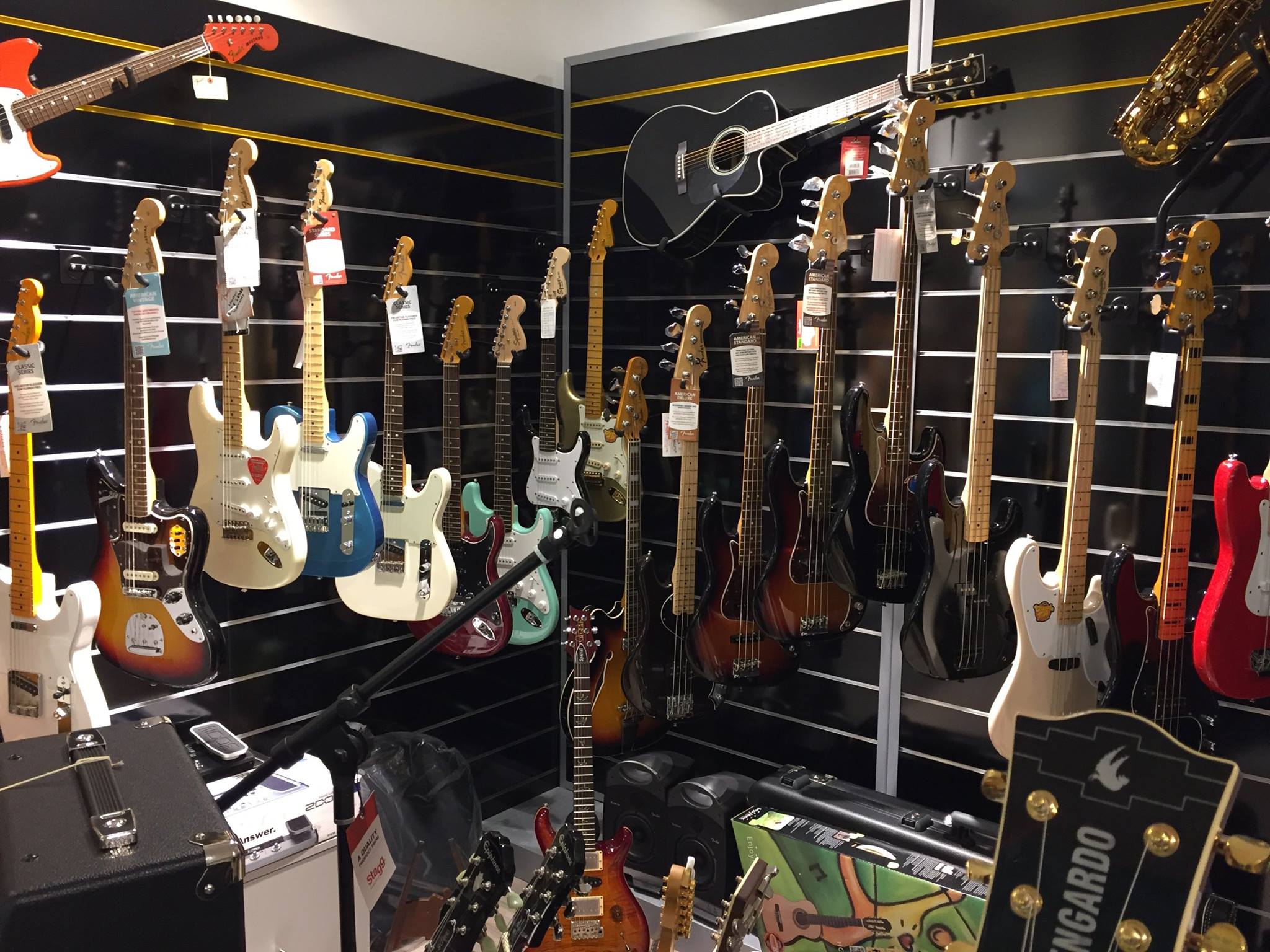 Interno del negozio R&D Sound dove si possono vedere bassi e chitarre Fender. R&D sound è a Lugano ed è raggiungibile da Como, Bellinzona, Locarno e da tutto il Ticino.